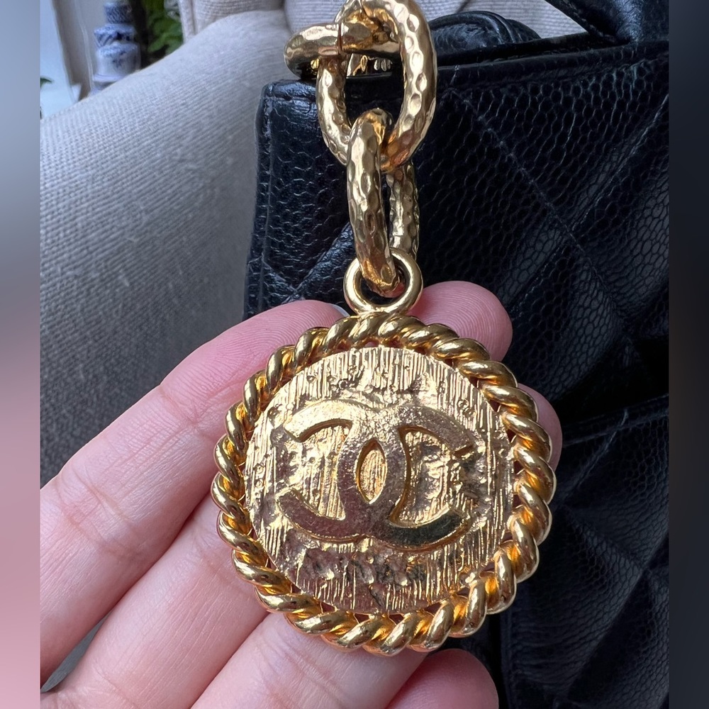 Authentic Vintage Chanel Medallion tote bag - Picture 9 of 13